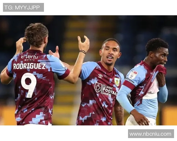 伯恩利与曼联激战正酣比分揭晓球迷热议精彩瞬间