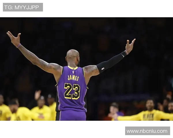 詹姆斯在湖人对热火的精彩扣篮瞬间引发全场欢呼与热烈讨论