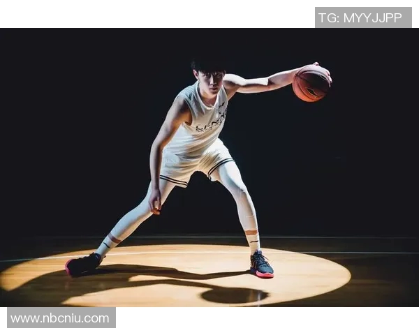 曾凡博的篮球梦想之路：从校园到职业赛场的蜕变与挑战